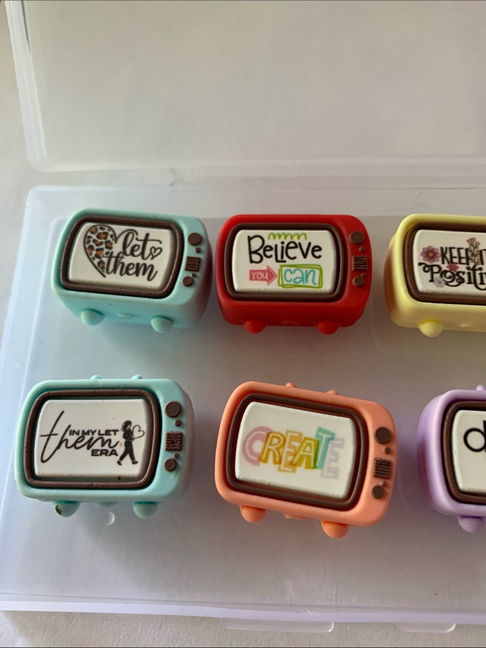 Silicone focal beads shaped like vintage tvs - Picture 2 of 4